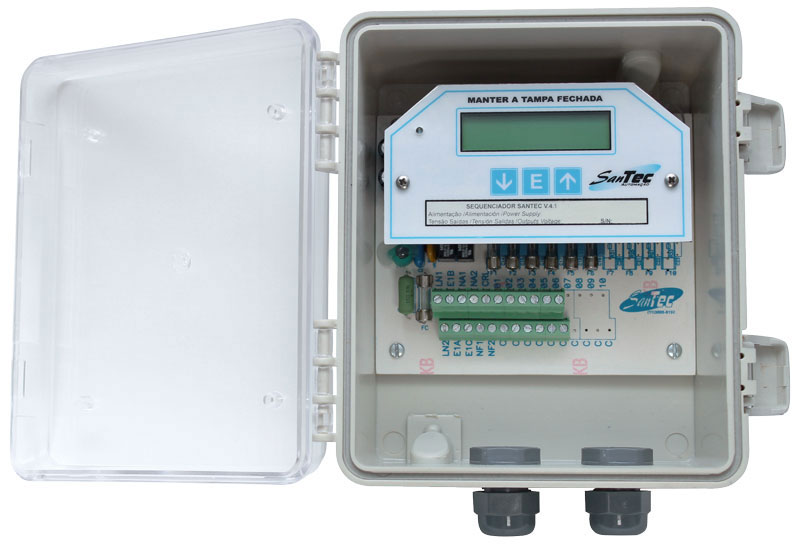 Sequenciador Santec V.4.16-R1 com visor LCD e botões, utilizado em sistemas de automação industrial e…