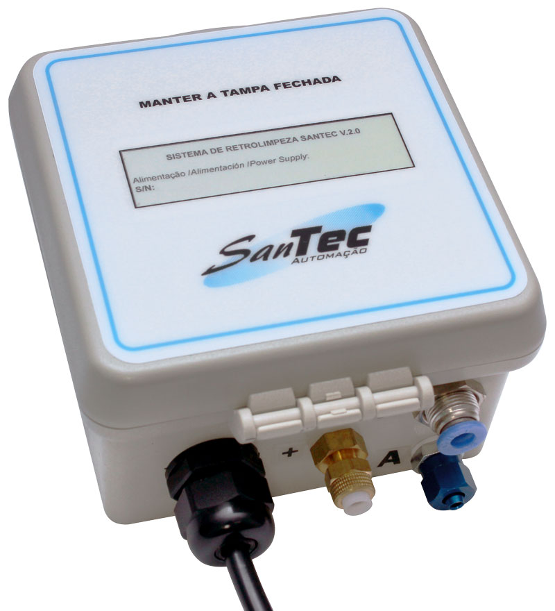 Sistema de retrolimpeza Santec com painel de controle, conexões pneumáticas e sensores para automação industrial.
