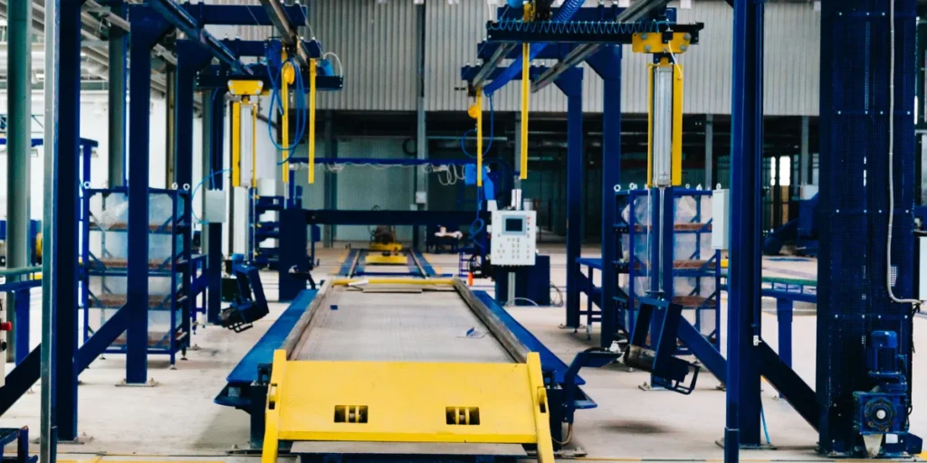 Sistema de automação industrial com estrutura modular, incluindo trilhos, equipamentos e sensores para controle de&hellip;